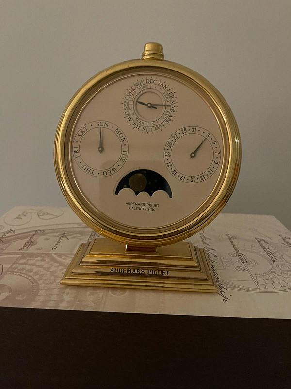 Manual Perpetual Calendar 2100 in the Shape of a Clock