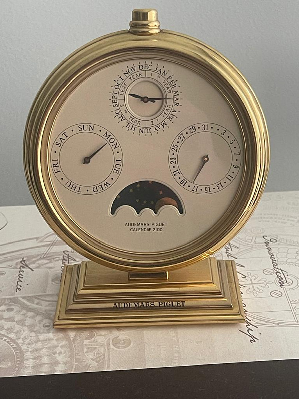 Manual Perpetual Calendar 2100 in the Shape of a Clock